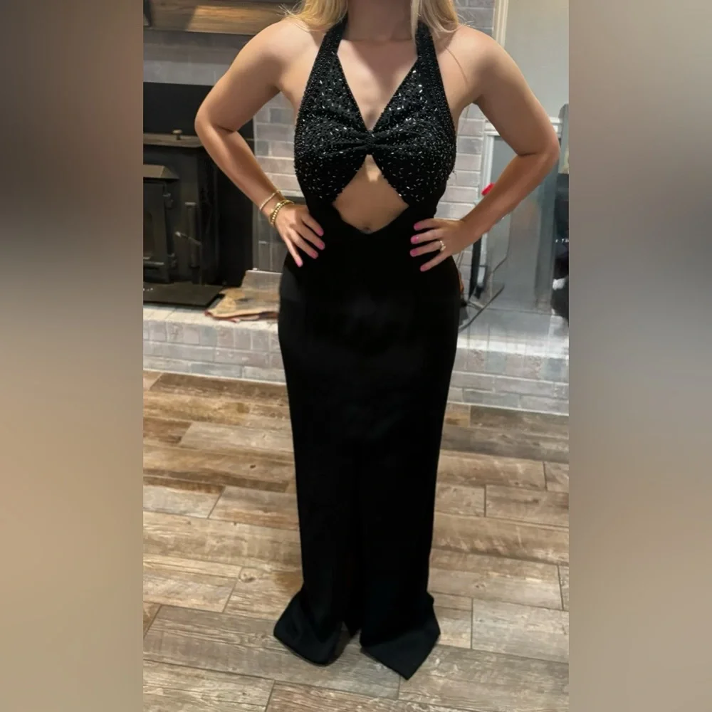 Elegant Black Evening Dress - Picture 2 of 13